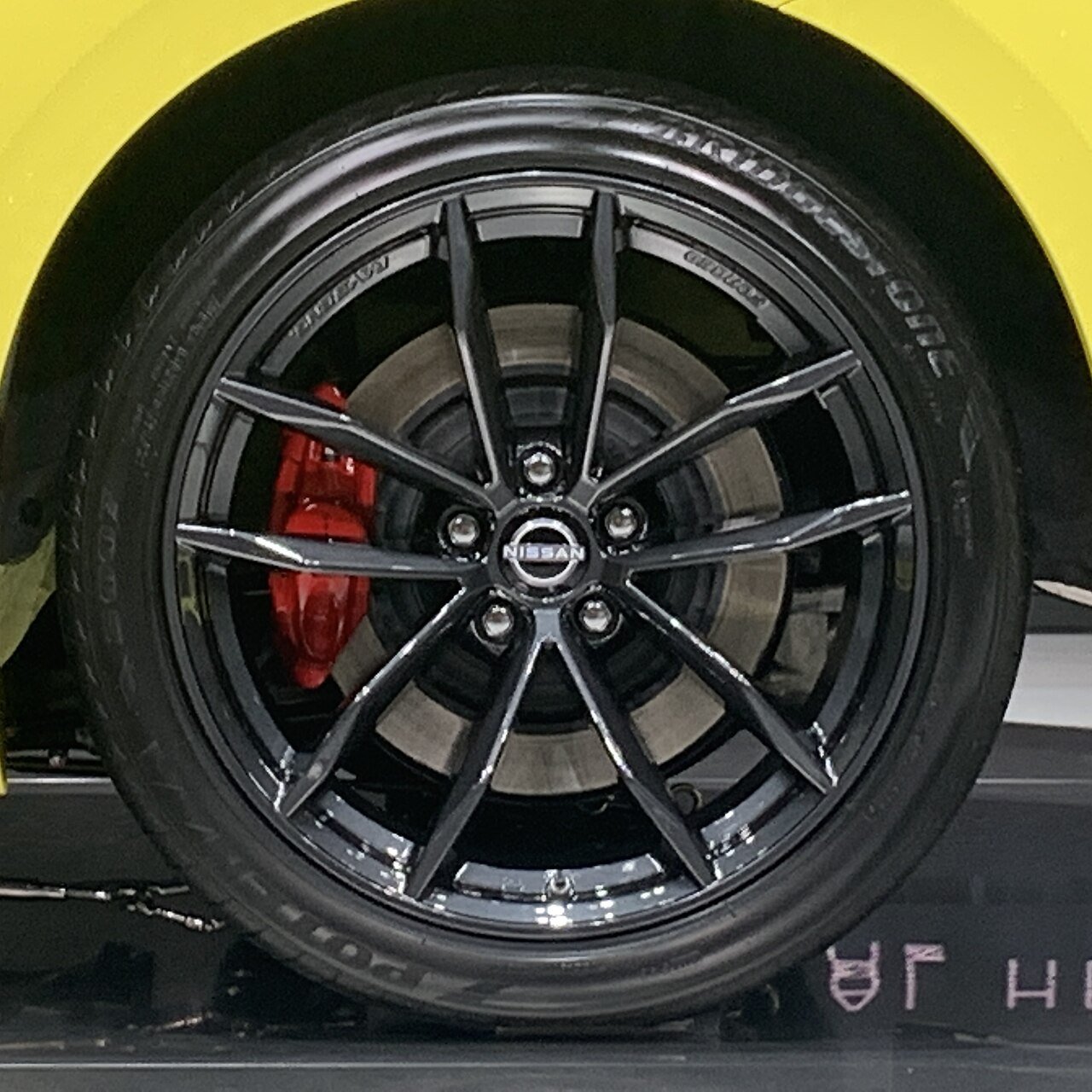 Real photograph of a 20-inch wheel on a Nissan Fairlady Z